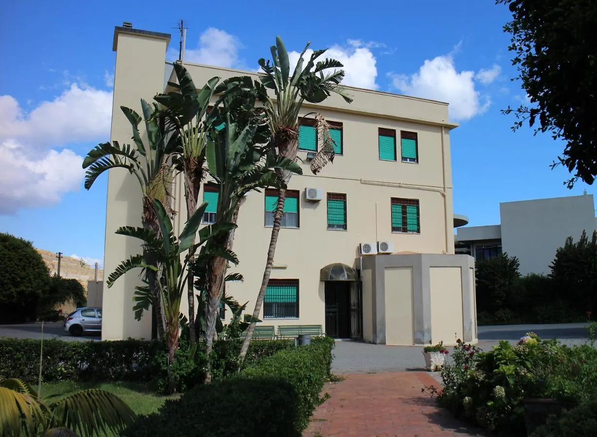 Casa per Ferie Mons Antonino Celona Bed and Breakfast Pistunina